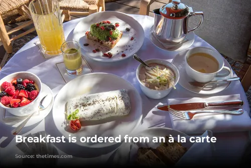 Breakfast is ordered from an à la carte menu