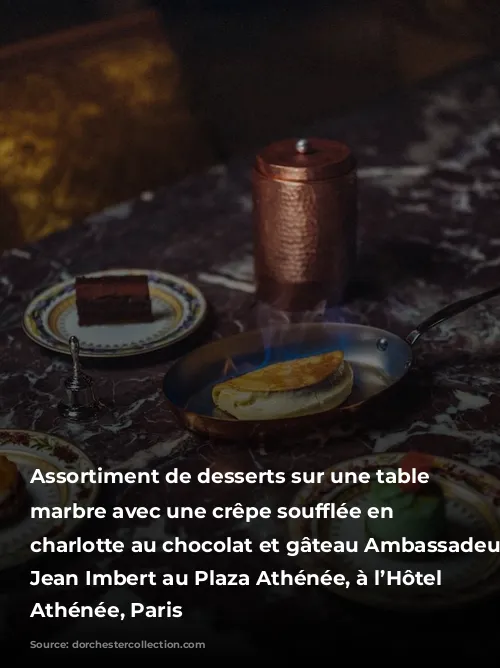 Assortiment de desserts sur une table en marbre avec une crêpe soufflée en feu, charlotte au chocolat et gâteau Ambassadeur, au Jean Imbert au Plaza Athénée, à l’Hôtel Plaza Athénée, Paris