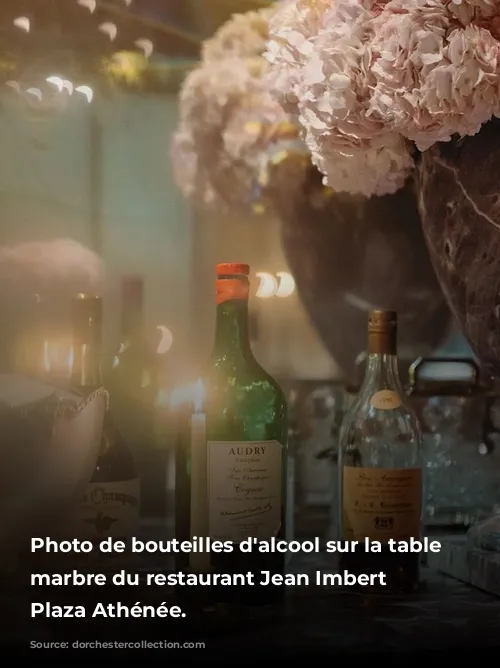 Photo de bouteilles d'alcool sur la table en marbre du restaurant Jean Imbert au Plaza Athénée.