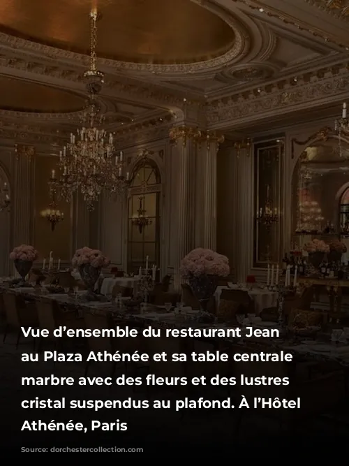 Vue d’ensemble du restaurant Jean Imbert au Plaza Athénée et sa table centrale en marbre avec des fleurs et des lustres en cristal suspendus au plafond. À l’Hôtel Plaza Athénée, Paris