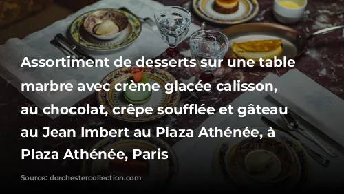 Assortiment de desserts sur une table en marbre avec crème glacée calisson, charlotte au chocolat, crêpe soufflée et gâteau Ambassadeur, au Jean Imbert au Plaza Athénée, à l’Hôtel Plaza Athénée, Paris