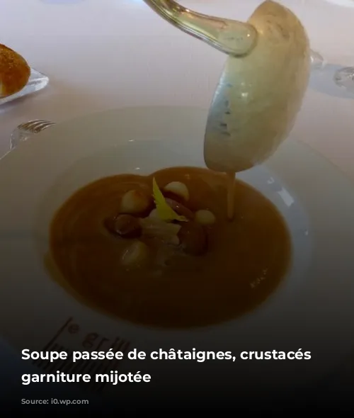 Soupe passée de châtaignes, crustacés et garniture mijotée