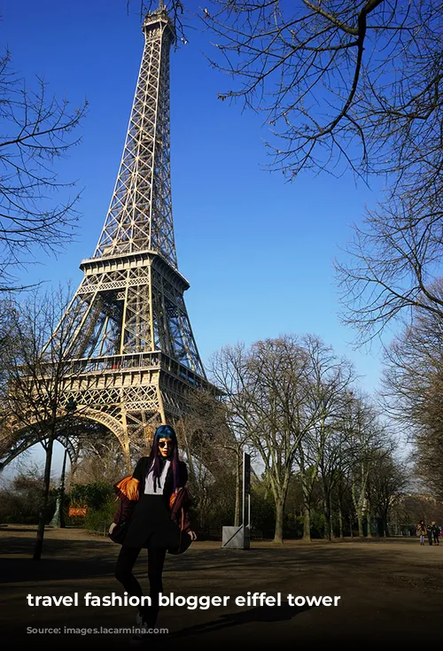 travel fashion blogger eiffel tower pose