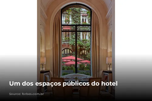 Um dos espaços públicos do hotel