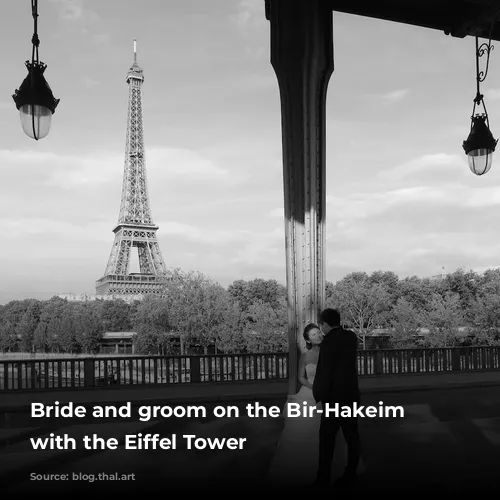 Bride and groom on the Bir-Hakeim bridge with the Eiffel Tower