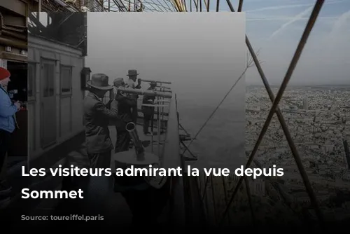 Les visiteurs admirant la vue depuis le Sommet