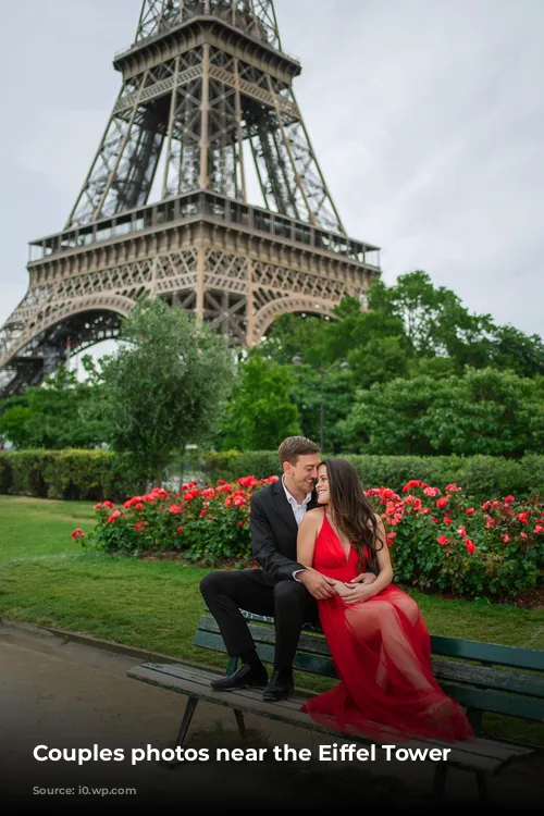 Couples photos near the Eiffel Tower