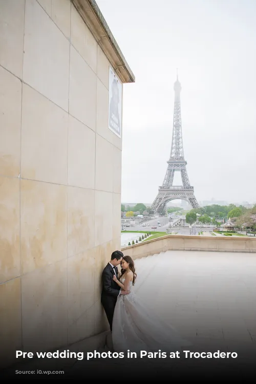 Pre wedding photos in Paris at Trocadero wall