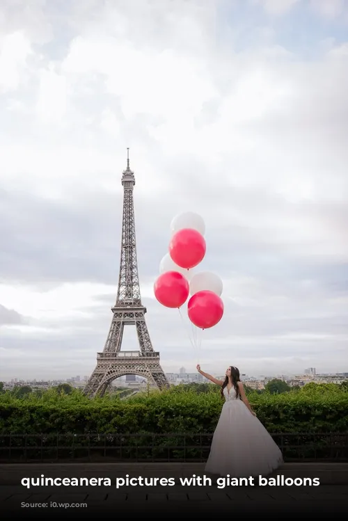 quinceanera pictures with giant balloons