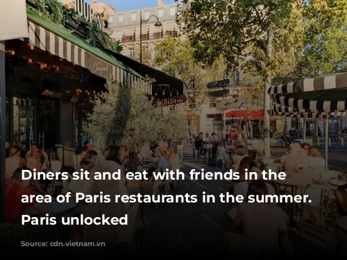 Diners sit and eat with friends in the outdoor area of ​​Paris restaurants in the summer. Photo: Paris unlocked