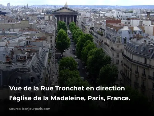 Vue de la Rue Tronchet en direction de l'église de la Madeleine, Paris, France.