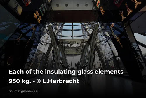 Each of the insulating glass elements weighs 950 kg. - © L.Herbrecht
